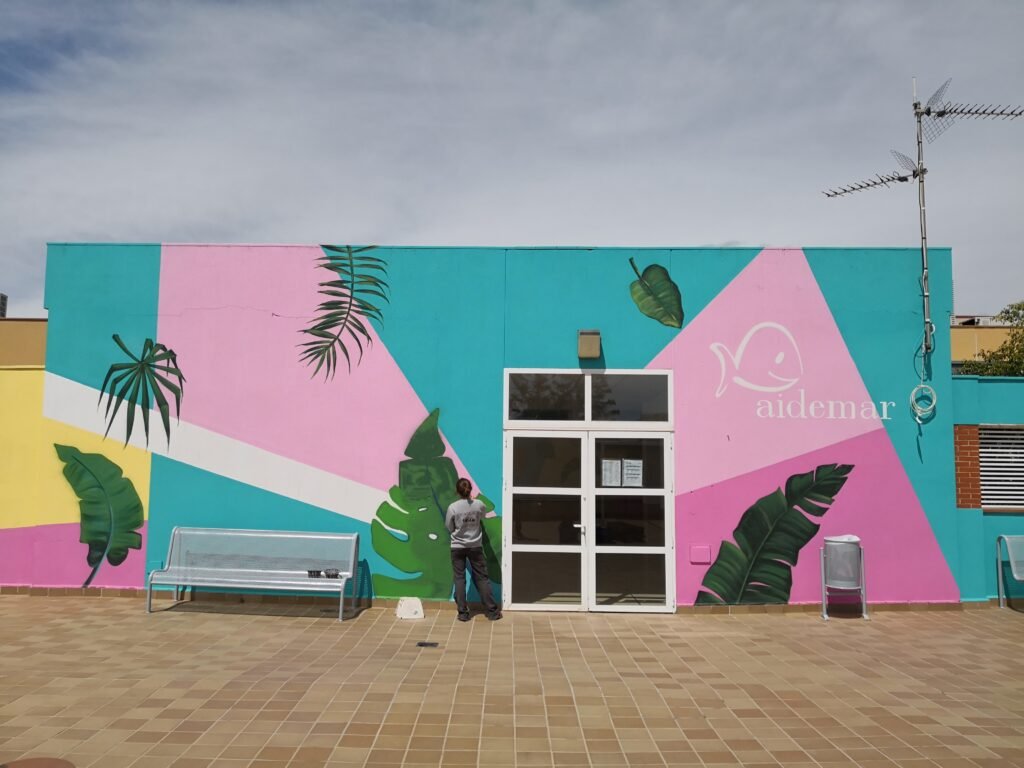 Mural geométrico pintado en la fachada de Aidemar